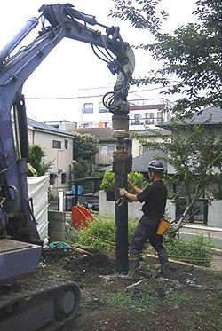 三軒茶屋で始まった現場のカット。本日から杭工事。