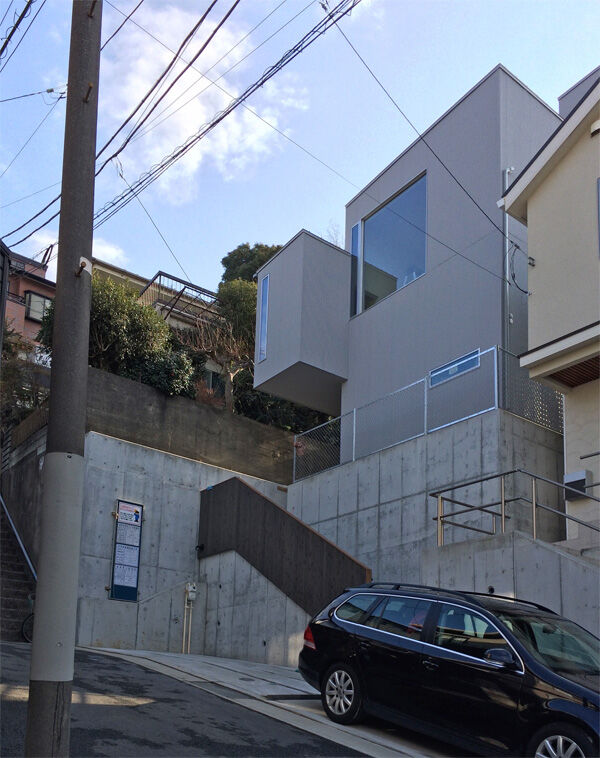 外観、高台の見晴らしを活かしたプランになっています。