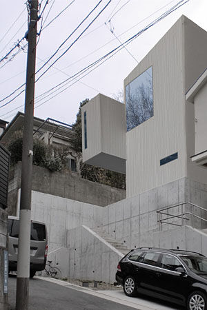 グレー